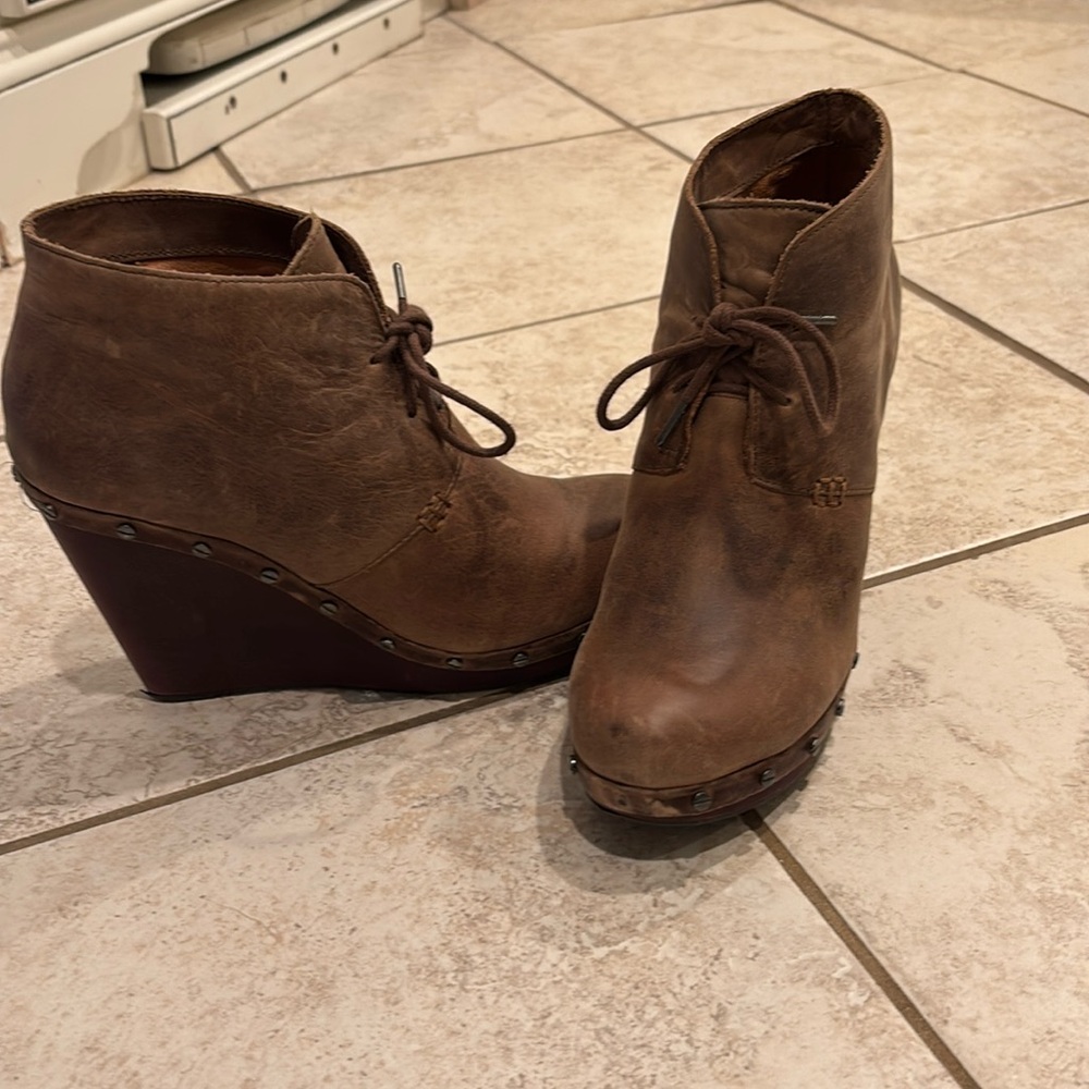 DR. SCHOLL’s leather clog booties, size 8